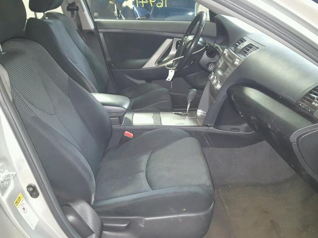 4T1BF3EK1BU137183 - 2011 TOYOTA CAMRY BASE SILVER photo 5