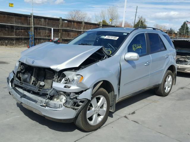 4JGBB75E96A052919 - 2006 MERCEDES-BENZ ML 500 SILVER photo 2