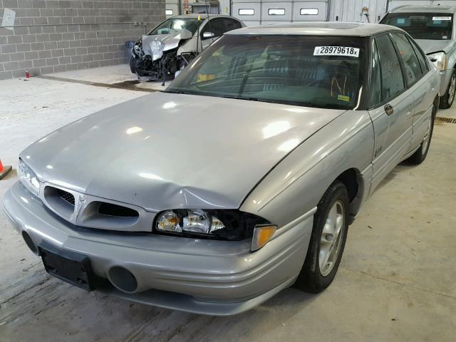 1G2HX52K8WH214839 - 1998 PONTIAC BONNEVILLE SILVER photo 2