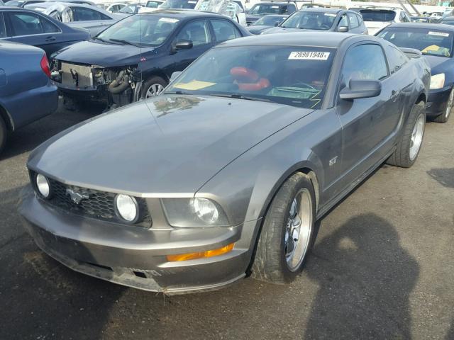 1ZVHT82H255142076 - 2005 FORD MUSTANG GT GRAY photo 2