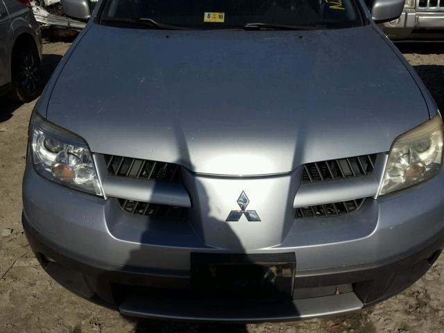 JA4LX41F15U000523 - 2005 MITSUBISHI OUTLANDER SILVER photo 9