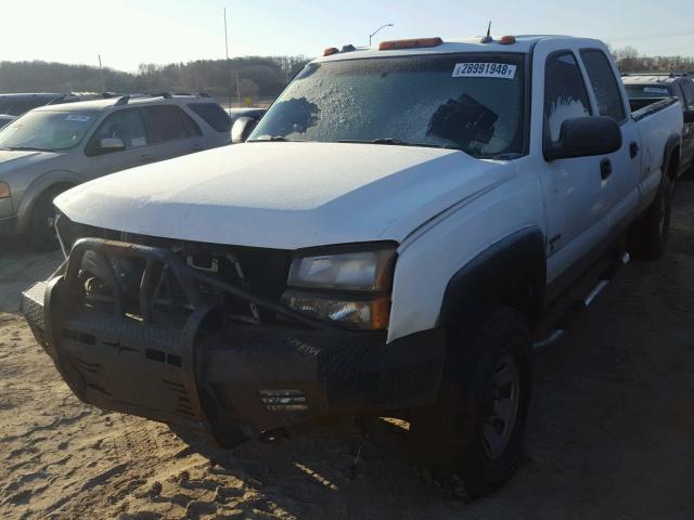 1GCHK33245F827287 - 2005 CHEVROLET SILVERADO WHITE photo 2