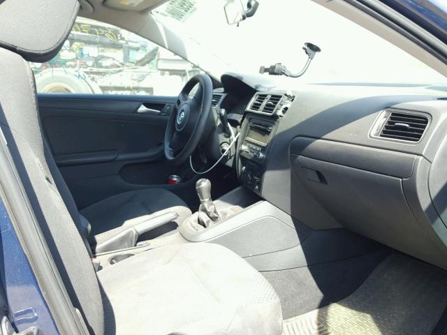3VW1K7AJ3DM285081 - 2013 VOLKSWAGEN JETTA BASE ლურჯი ფოტო 5