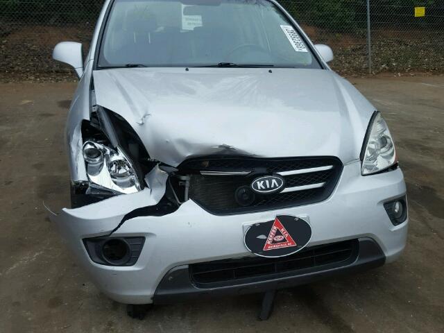 KNAFG525X77082961 - 2007 KIA RONDO BASE SILVER photo 9