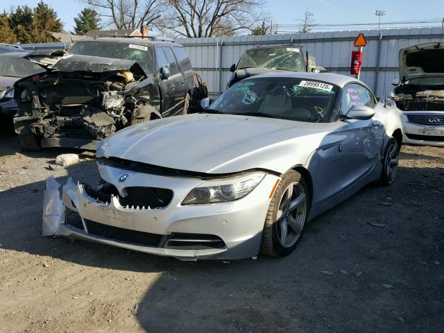 WBALM5C52AE377162 - 2010 BMW Z4 SDRIVE3 SILVER photo 2