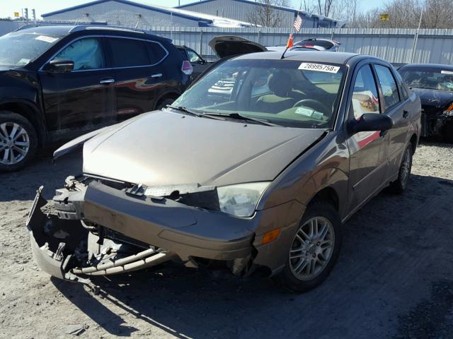 1FAFP34N35W251909 - 2005 FORD FOCUS ZX4 GOLD photo 2