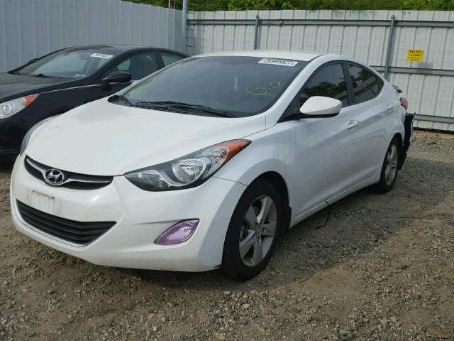 5NPDH4AE8DH309221 - 2013 HYUNDAI ELANTRA WHITE photo 2