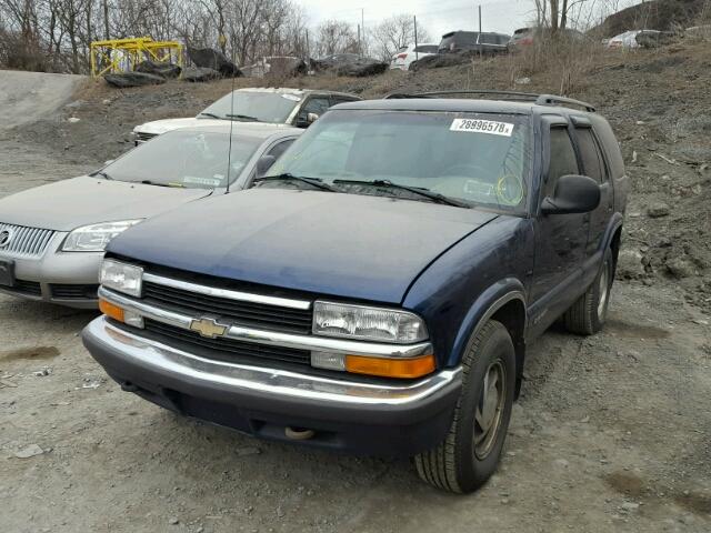 1GNDT13W1W2240709 - 1998 CHEVROLET BLAZER BLUE photo 2