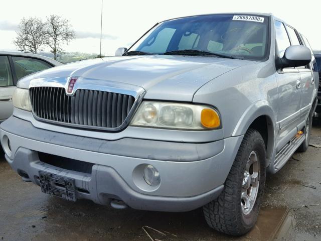 5LMPU28L9WLJ36169 - 1998 LINCOLN NAVIGATOR SILVER photo 2