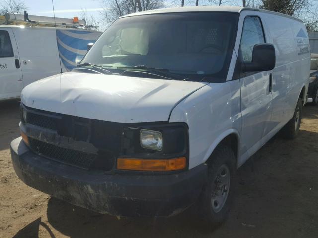 1GCWGFFA9C1133637 - 2012 CHEVROLET EXPRESS G2 WHITE photo 2