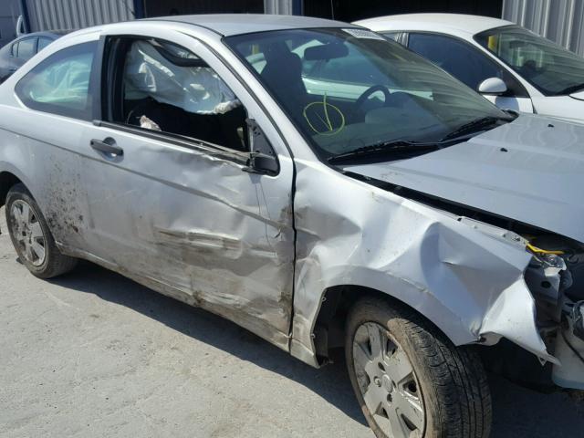 1FAHP32N08W295656 - 2008 FORD FOCUS S/SE SILVER photo 9