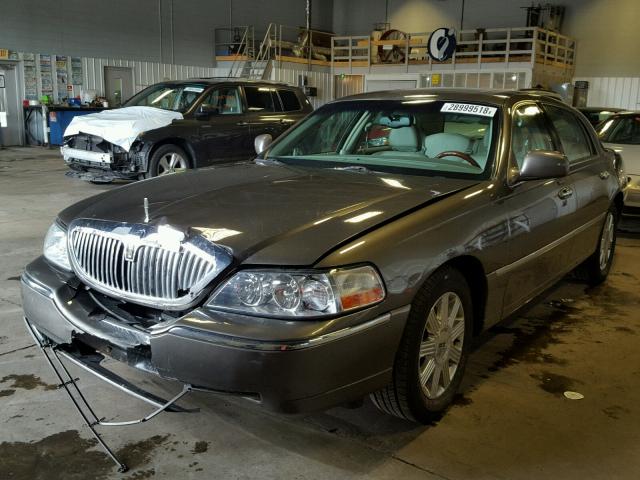 1LNHM83W04Y629296 - 2004 LINCOLN TOWN CAR U GRAY photo 2