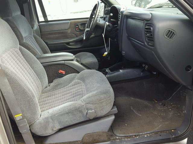 1GNDT13W1X2245880 - 1999 CHEVROLET BLAZER GRAY photo 5