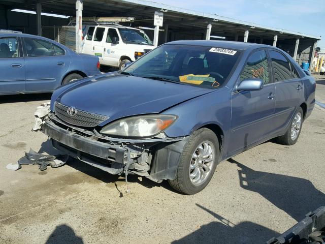 4T1BE32K82U562486 - 2002 TOYOTA CAMRY LE BLUE photo 2