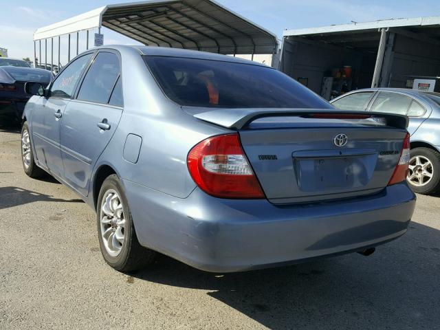 4T1BE32K82U562486 - 2002 TOYOTA CAMRY LE BLUE photo 3