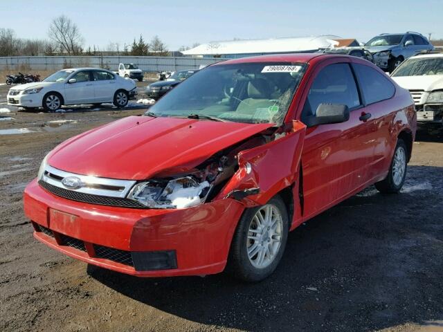 1FAHP33N88W110428 - 2008 FORD FOCUS RED photo 2