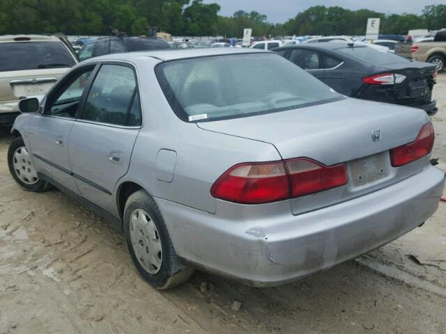 1HGCG5544YA105293 - 2000 HONDA ACCORD LX SILVER photo 3