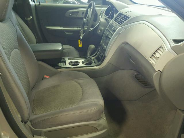 1GNLREED5AJ258075 - 2010 CHEVROLET TRAVERSE L SILVER photo 5