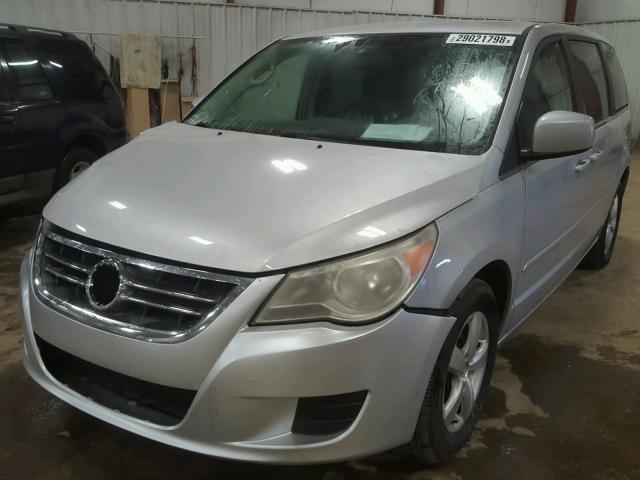 2V8HW34119R517661 - 2009 VOLKSWAGEN ROUTAN SE SILVER photo 2