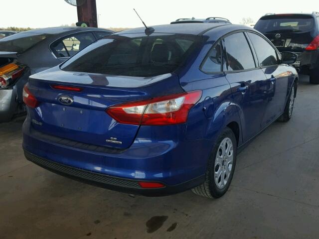 1FAHP3F25CL378574 - 2012 FORD FOCUS SE BLUE photo 4