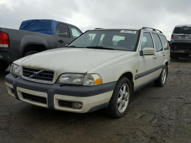 YV1LZ56D6Y2708337 - 2000 VOLVO V70 XC WHITE photo 2