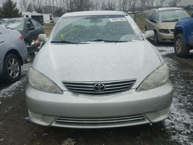 4T1BE32K25U514681 - 2005 TOYOTA CAMRY LE GRAY photo 9