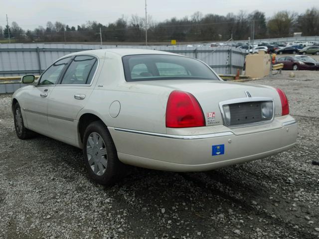 1LNHM83W24Y672537 - 2004 LINCOLN TOWN CAR U WHITE photo 3