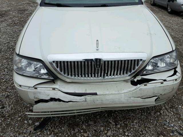 1LNHM83W24Y672537 - 2004 LINCOLN TOWN CAR U WHITE photo 7