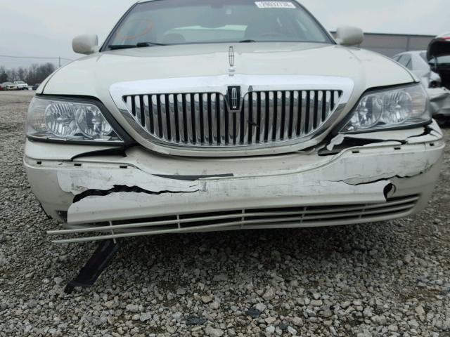 1LNHM83W24Y672537 - 2004 LINCOLN TOWN CAR U WHITE photo 9