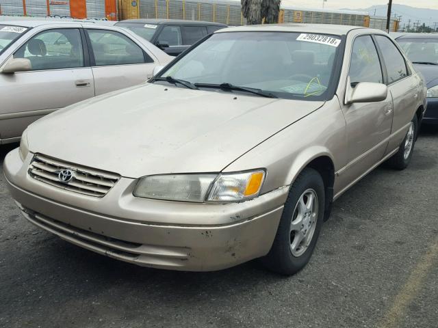 JT2BG28K7W0138626 - 1998 TOYOTA CAMRY LE TAN photo 2