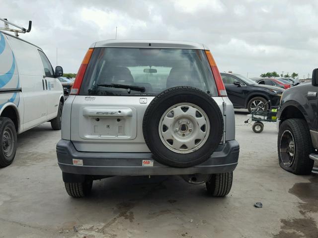 JHLRD184XWC085402 - 1998 HONDA CR-V LX SILVER photo 9