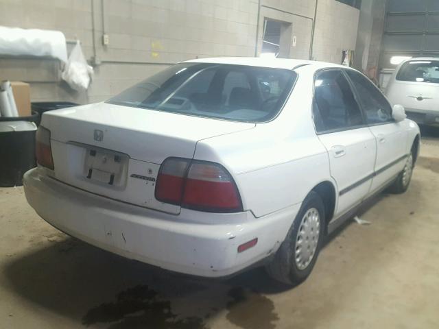 1HGCD5537TA120993 - 1996 HONDA ACCORD LX WHITE photo 4