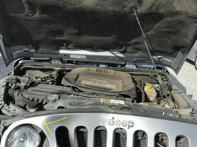 1C4BJWEG6DL655766 - 2013 JEEP WRANGLER U SILVER photo 7