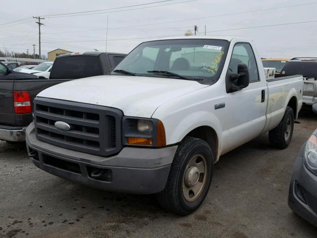 1FTWF30535EA76148 - 2005 FORD F350 SRW S WHITE photo 2