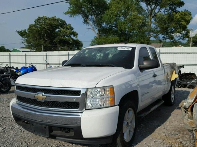 2GCEC19J971709295 - 2007 CHEVROLET SILVERADO WHITE photo 2