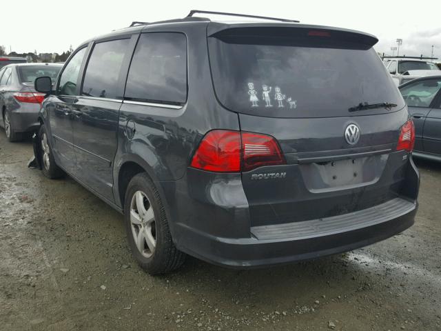 2V4RW3DG1BR740167 - 2011 VOLKSWAGEN ROUTAN SE CHARCOAL photo 3