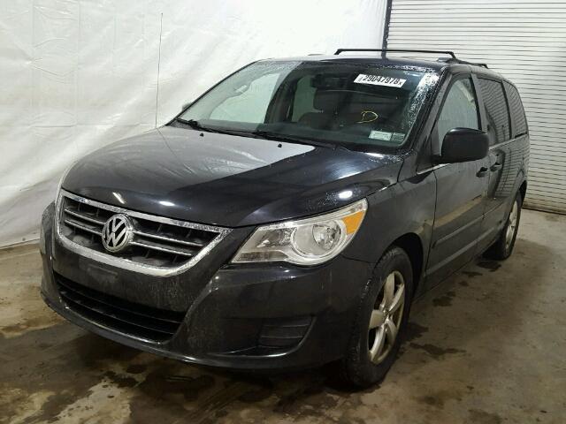 2V4RW3DGXBR670457 - 2011 VOLKSWAGEN ROUTAN SE GRAY photo 2