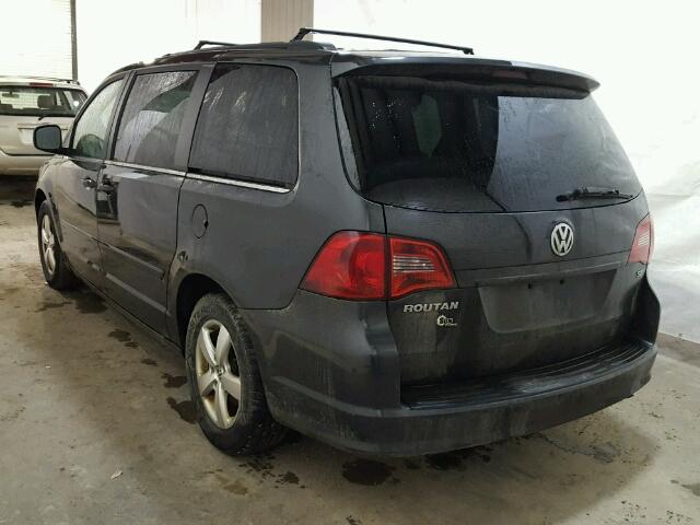 2V4RW3DGXBR670457 - 2011 VOLKSWAGEN ROUTAN SE GRAY photo 3