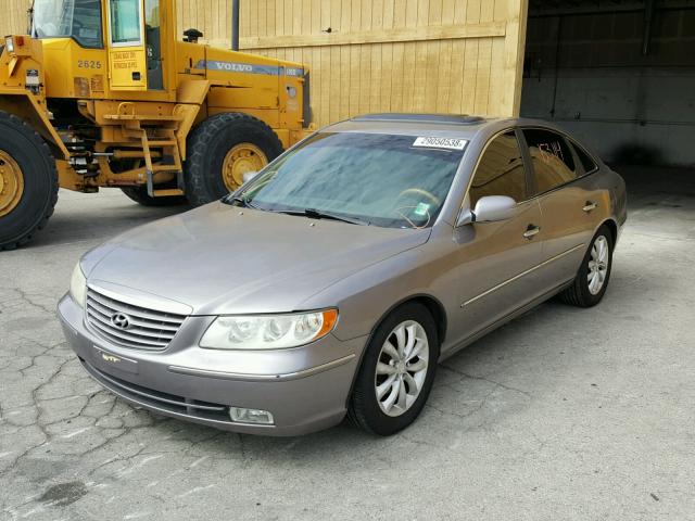 KMHFC46F56A095058 - 2006 HYUNDAI AZERA SE GRAY photo 2