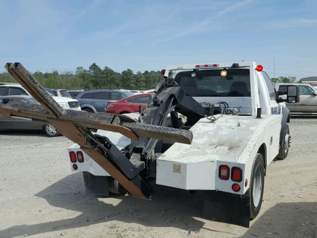 1FDAF5GR2AEA04412 - 2010 FORD F550 SUPER WHITE photo 4