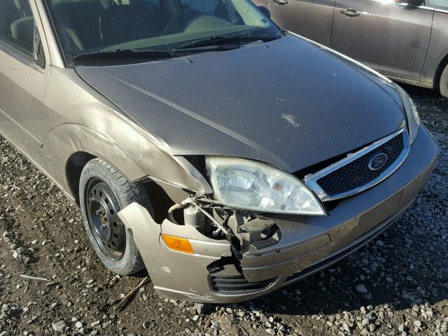 1FAFP34N75W204964 - 2005 FORD FOCUS ZX4 BROWN photo 9