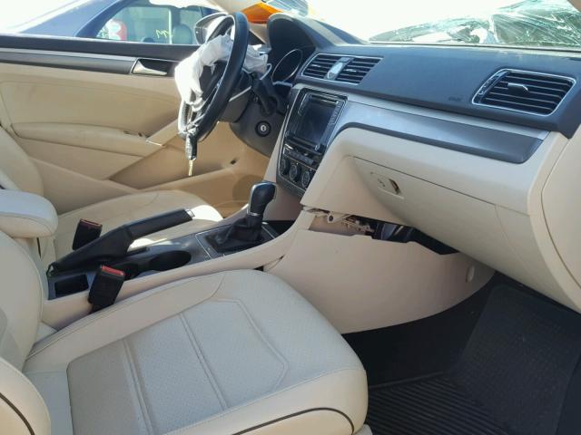 1VWDT7A38HC014455 - 2017 VOLKSWAGEN PASSAT R-L WHITE photo 5