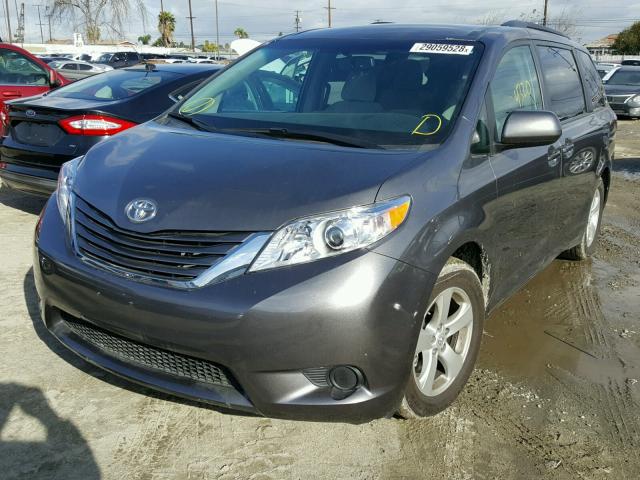 5TDKZ3DC8HS769195 - 2017 TOYOTA SIENNA LE GRAY photo 2