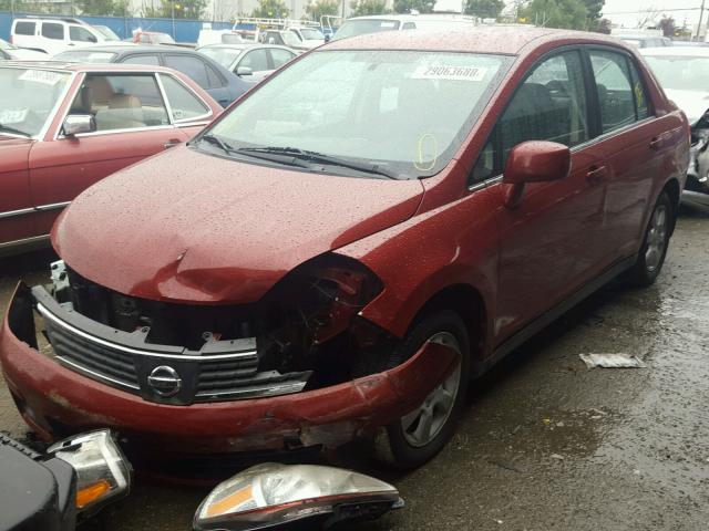 3N1BC11E77L438580 - 2007 NISSAN VERSA S RED photo 2