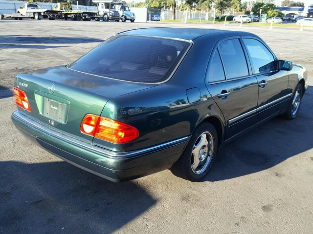 WDBJF72F5VA393572 - 1997 MERCEDES-BENZ E 420 GREEN photo 4