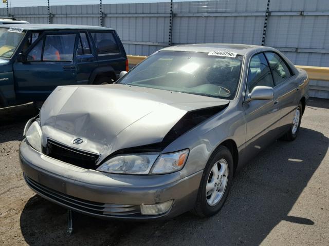 JT8BF28G0W5050380 - 1998 LEXUS ES 300 GRAY photo 2