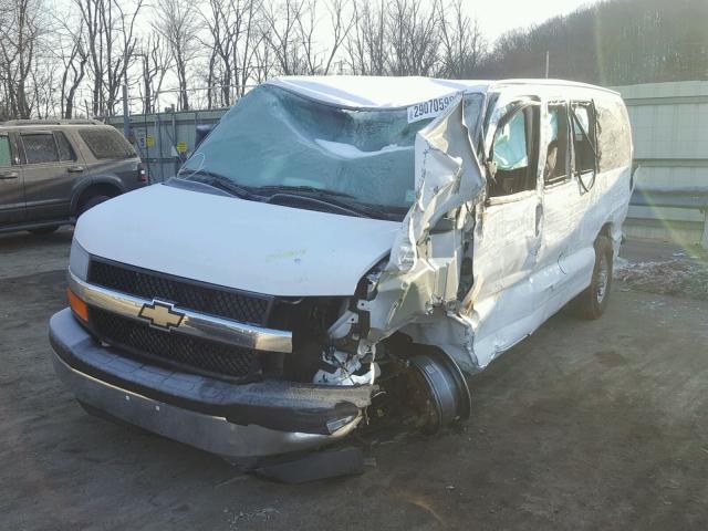 1GAWGFFG5H1339204 - 2017 CHEVROLET EXPRESS G2 WHITE photo 2