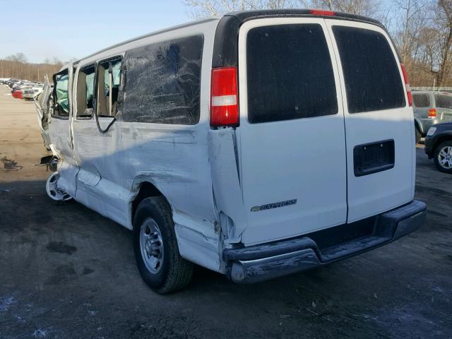 1GAWGFFG5H1339204 - 2017 CHEVROLET EXPRESS G2 WHITE photo 3