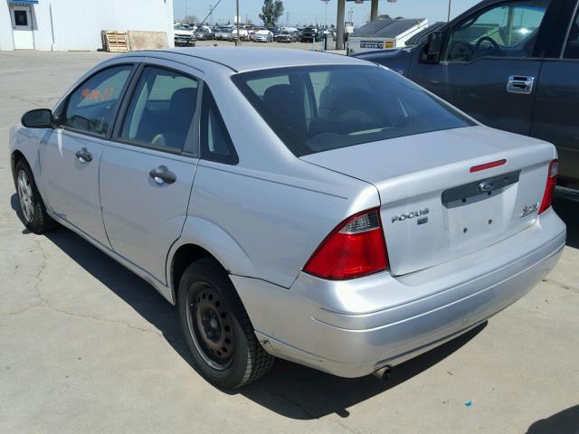 1FAHP34N47W184071 - 2007 FORD FOCUS ZX4 SILVER photo 3