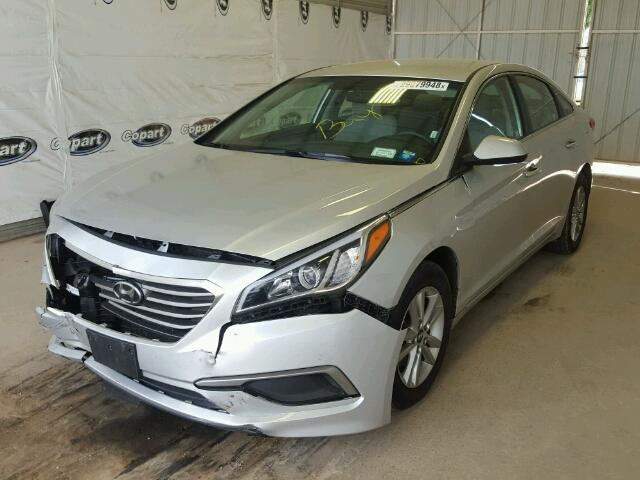 5NPE24AF5HH493411 - 2017 HYUNDAI SONATA SE SILVER photo 2